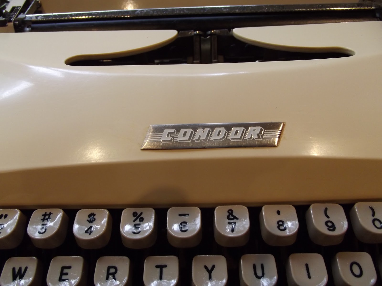 oz.Typewriter: The Condor Has Landed! My Mysterious New Typewriter
